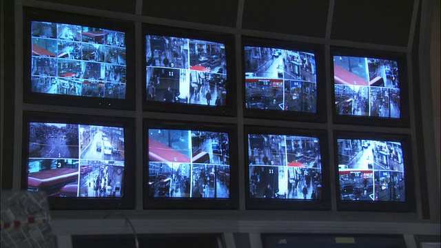 八个安全监控监视器，可以看到伦敦街道，伦敦，英国视频下载
