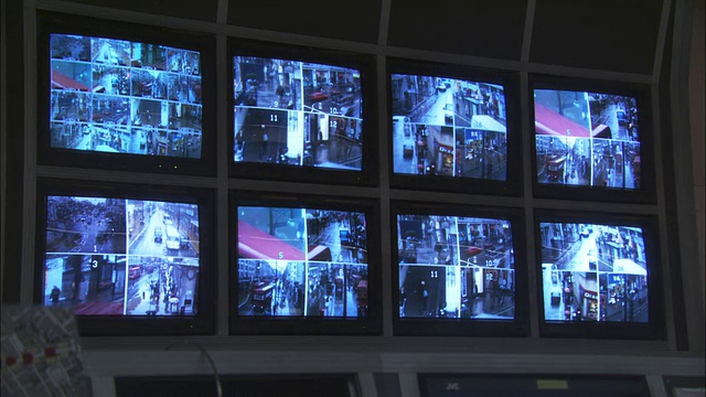 八个安全监控监视器，可以看到伦敦街道，伦敦，英国视频下载