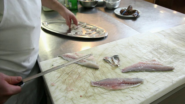 厨师将生鱼肉切成片视频素材