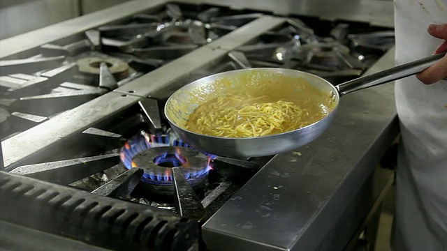 厨师烹饪鲜虾奶油意大利面的特写镜头视频素材