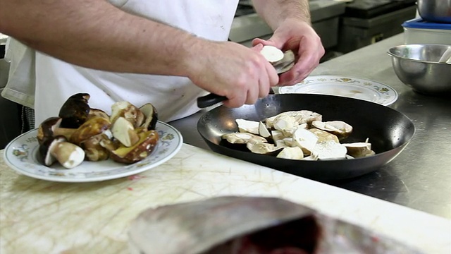 厨师切牛肝菌的特写镜头视频素材