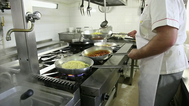 厨师将新鲜的意大利面倒入锅中视频素材