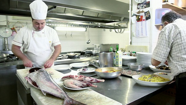 厨师和服务员在厨房工作的半截镜头(200%速度)视频素材