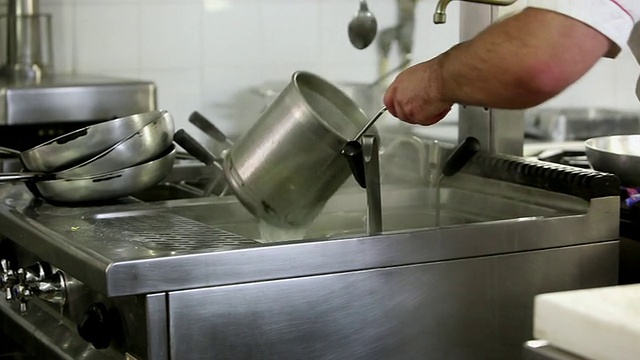 厨师将意大利面放入平底锅的特写镜头视频素材