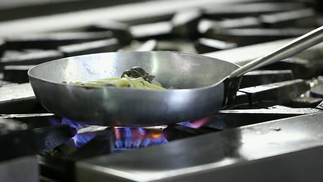 厨师在平底锅里烹饪海鲜意大利面的特写镜头视频素材
