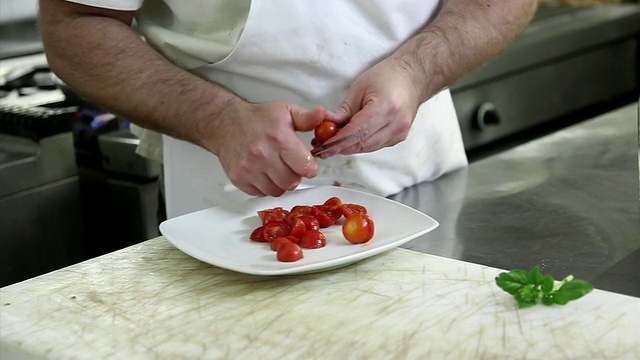 厨师切樱桃番茄的特写镜头视频素材