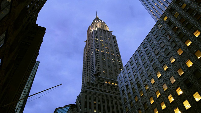 日落时分，克莱斯勒大厦和周围的建筑物视频素材
