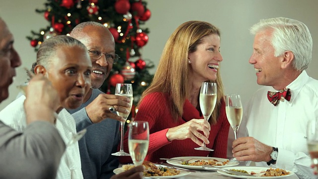 一群婴儿潮夫妇在美国弗吉尼亚州里士满的圣诞派对上共进晚餐视频素材