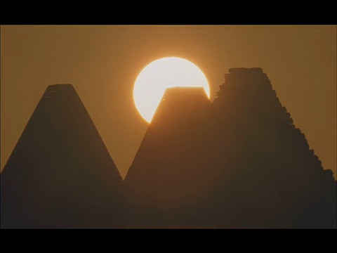 MS，太阳落在三个金字塔的剪影后面，Gebel Barkal，苏丹，非洲视频下载