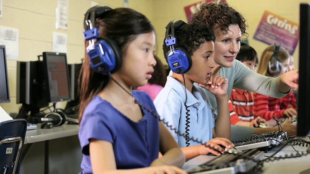 MS学生戴着耳机在计算机课上与老师/里士满，弗吉尼亚州，美国视频素材