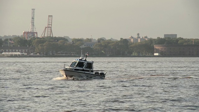 一艘警车沿着哈德逊河行驶视频下载