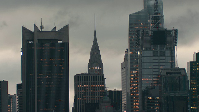 阴暗的城市天际线。克莱斯勒大厦是特色。乌云在后面掠过视频素材