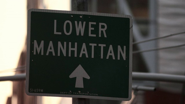 曼哈顿下城的一个带有箭头的街道标志视频素材