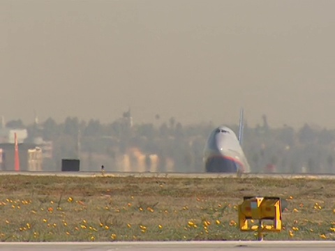 MS, LA，商业飞机从跑道起飞，在晴朗的天空下飞行，洛杉矶国际机场，洛杉矶，加利福尼亚州，美国视频素材