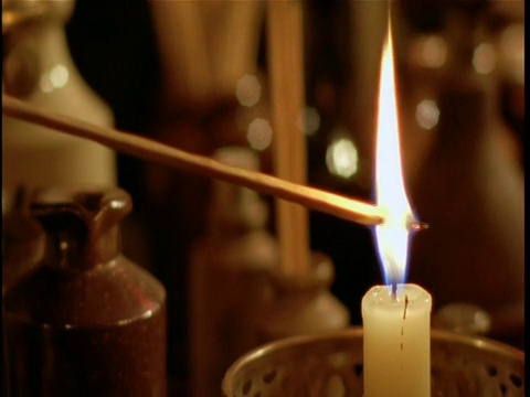 CU，选择性聚焦，小棍置于蜡烛火焰下视频素材