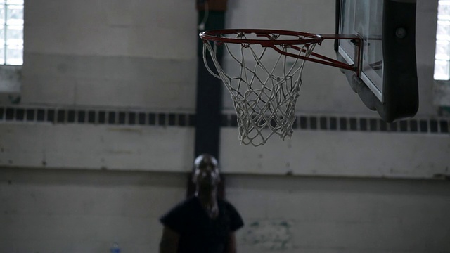 WS年轻人在体育馆打篮球和练习/明尼阿波利斯，明尼苏达州，美国视频素材
