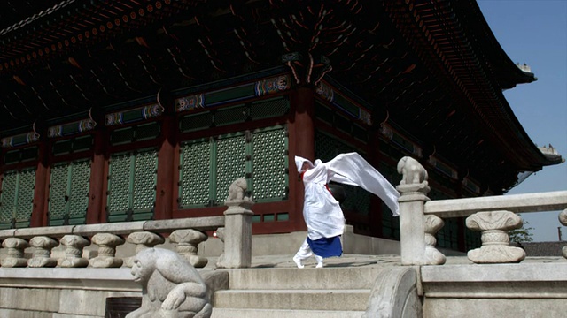韩国首尔，身着传统服饰的女子在京福宫后面表演佛教舞蹈视频素材