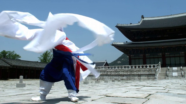 韩国首尔庆福宫后，身着传统服饰的ZI PAN女士在表演佛教舞蹈视频素材
