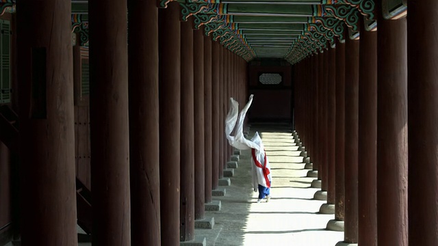 韩国首尔，身着传统服饰的女子表演佛教舞蹈视频素材