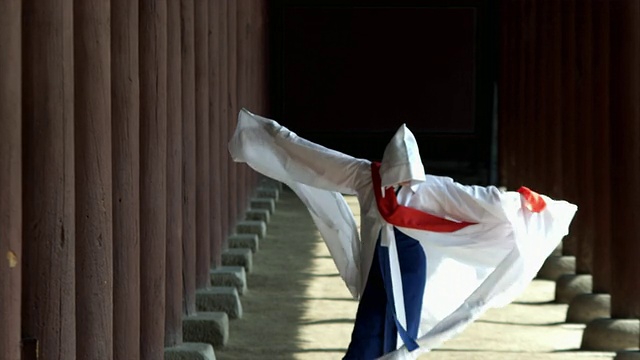 韩国首尔，身着传统服饰的女士表演佛教舞蹈视频素材