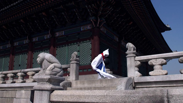 韩国首尔，身着传统服饰的女子在京福宫后面表演佛教舞蹈视频素材