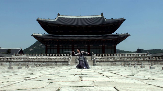 韩国首尔，京福宫后，身着传统服饰的女子在表演剑舞视频素材