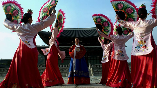 韩国首尔庆福宫后，身着皇后裙的ZI女士和扇子舞团视频素材
