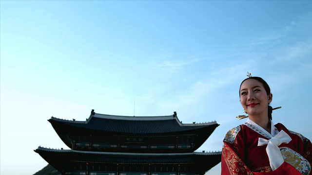 韩国首尔，穿着皇后裙的女士站在京福宫后面视频素材