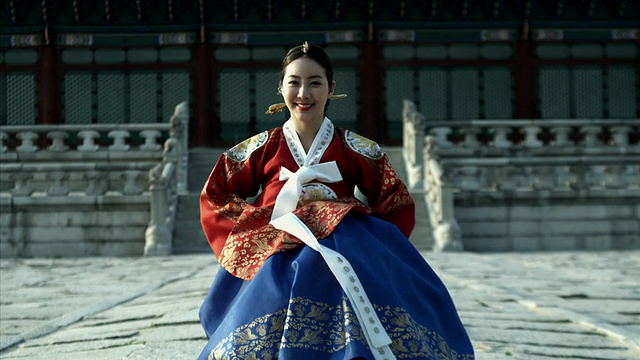 韩国首尔，穿着女王服的女士在京福宫后面鞠躬视频素材