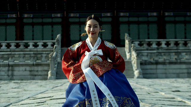 韩国首尔，穿着女王服的女士在京福宫后面鞠躬视频素材