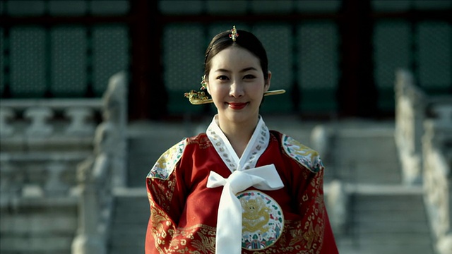 韩国首尔，穿着皇后裙的潘女士站在京福宫后面视频素材