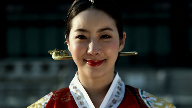 穿着皇后裙的铜潘女士站在京福宫后面/韩国首尔视频素材