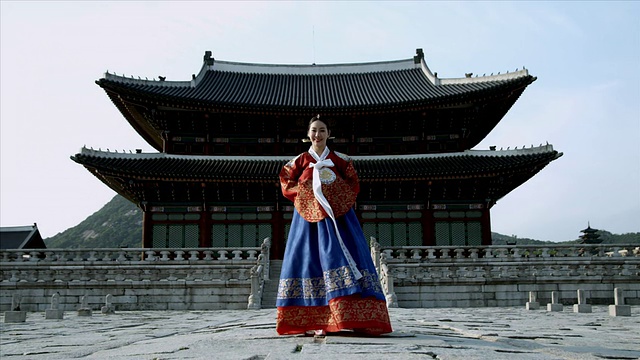 韩国首尔，穿着礼服的WS女士在京福宫后面鞠躬视频素材
