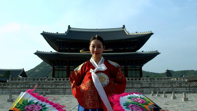 韩国首尔，穿着皇后裙的女士站在京福宫后面视频素材