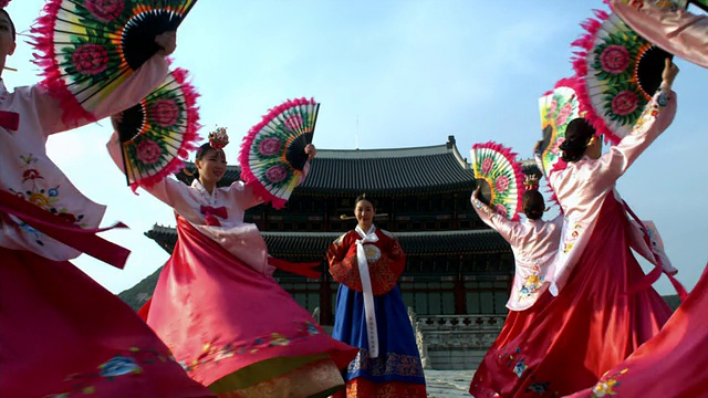 韩国首尔庆福宫后，身着皇后裙的ZI女士和扇子舞团视频下载