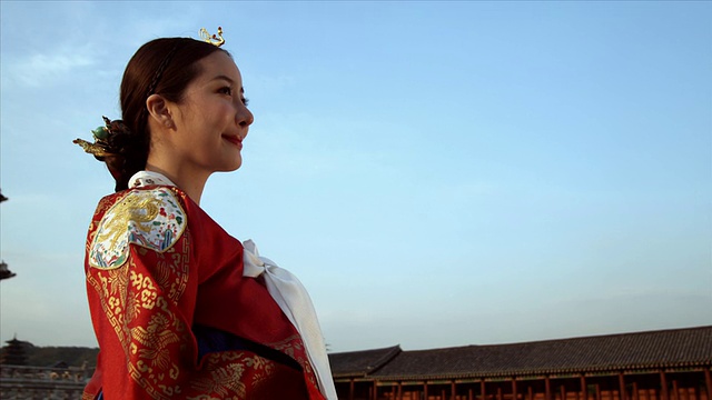 穿着皇后裙的铜潘女士站在京福宫后面/韩国首尔视频素材