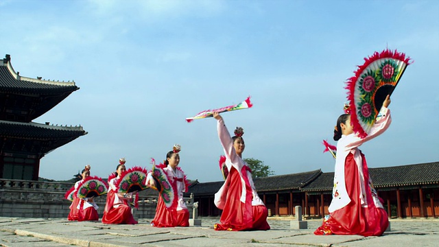 韩国扇子舞蹈团MS组在韩国首尔庆福宫后面表演视频下载