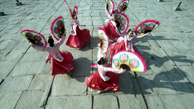 韩国扇子舞蹈团MS组在韩国首尔庆福宫后面表演视频下载