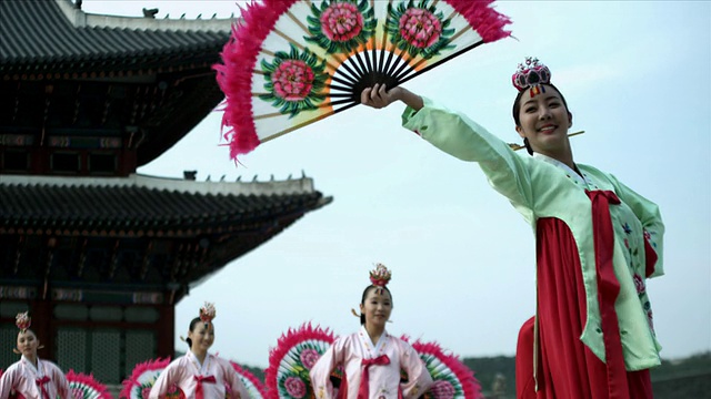 韩国扇子舞蹈团PAN小姐团在韩国首尔庆福宫后面表演视频素材