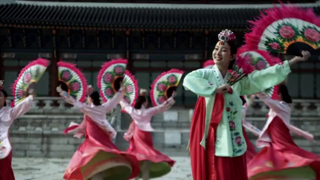 韩国扇子舞蹈团MS组在韩国首尔庆福宫后面表演视频素材
