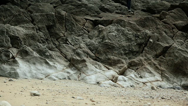 在岩石上攀爬的MS man / corst，卢瓦尔大西洋，法国视频素材