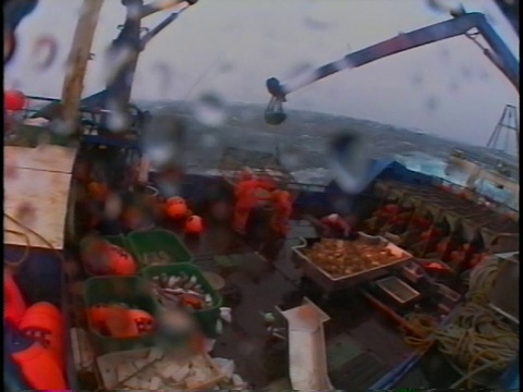 美国阿拉斯加州白令海，渔民在船甲板上奔跑，巨浪撞击船的一侧视频素材