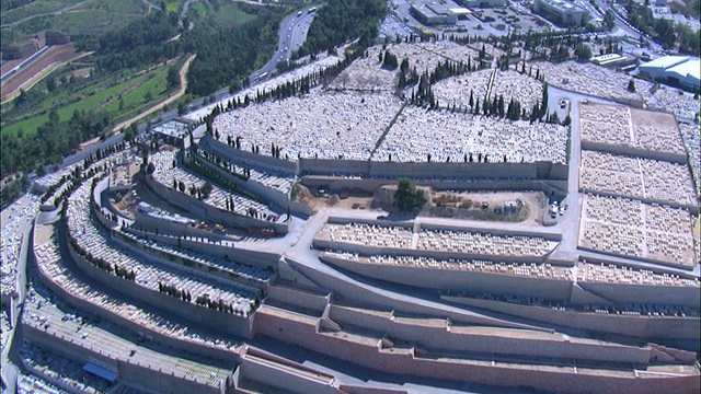 以色列耶路撒冷入口的空中锡安山墓地视频下载