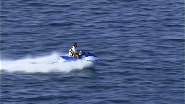在以色列阿拉瓦的埃拉特湾，一名水上摩托驾驶员在空中飞行视频下载