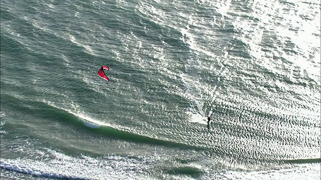 一个风筝冲浪者在地中海空中飞行，特拉维夫，以色列视频下载