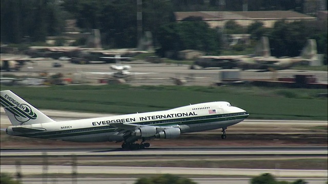 航空常青树国际大型喷气式飞机从本古里安国际机场起飞，本古里安机场，卢德，以色列视频素材