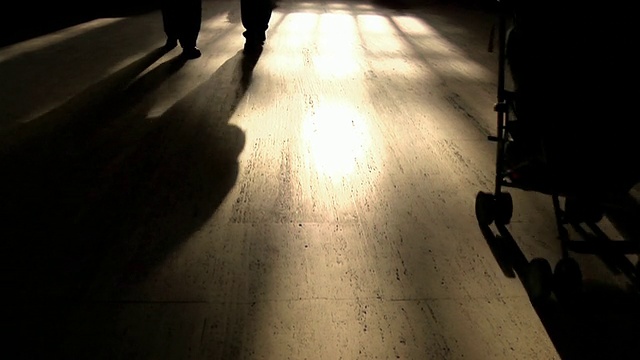 步行的人穿过地板/纽约市的MS影子视频素材