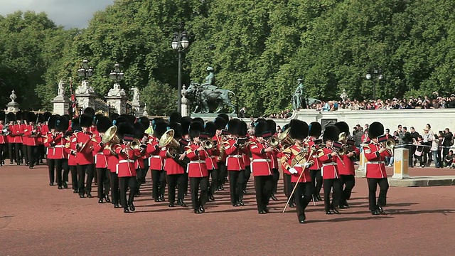 伦敦白金汉宫举行的卫兵换岗仪式上的掷弹兵乐队视频下载