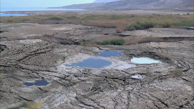 死海附近的天坑，由于海平面持续下降，进入以色列朱迪亚沙漠的淡水溶解地下盐而形成视频下载