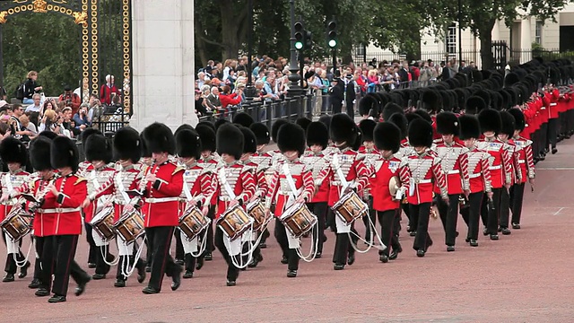 伦敦白金汉宫，掷弹兵乐队在游行。视频素材